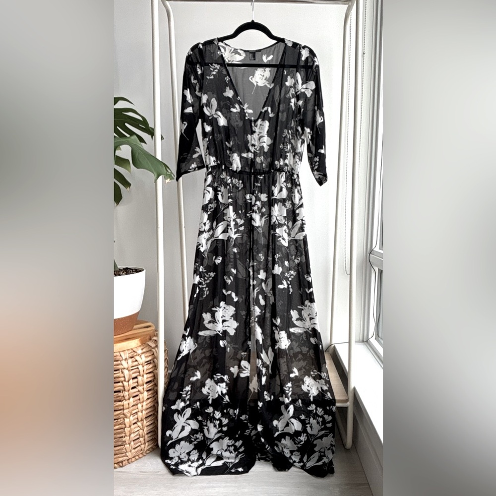 FOREVER 21 | Black and White Floral Dress M